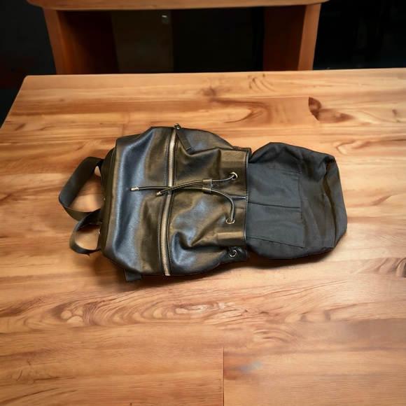 Clarks Silver Hardware Vegan Leather MultiPocket Adjustable Strap Backpack Bag! - Picture 10 of 11